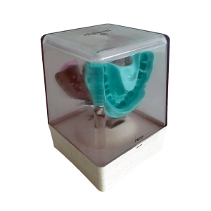 Dentaler Abdruck in einem Abdruckdesinfektionsgerät mit transparenter Schutzhülle, freigestellt auf transparentem Hintergrund.