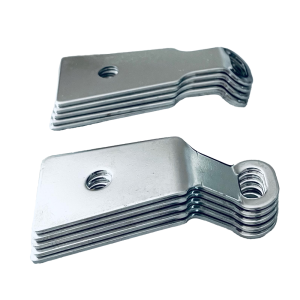 Gestapelte metallische Flachlaschen mit Bohrloch in der Mitte und abgerundetem Ende mit Öse, auf transparentem Hintergrund.